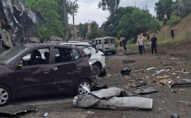 Росія вдарила по багатоповерхівці в Запоріжжі, під завалами люди Росія вдарила по багатоповерхівці в Запоріжжі, під завалами люди